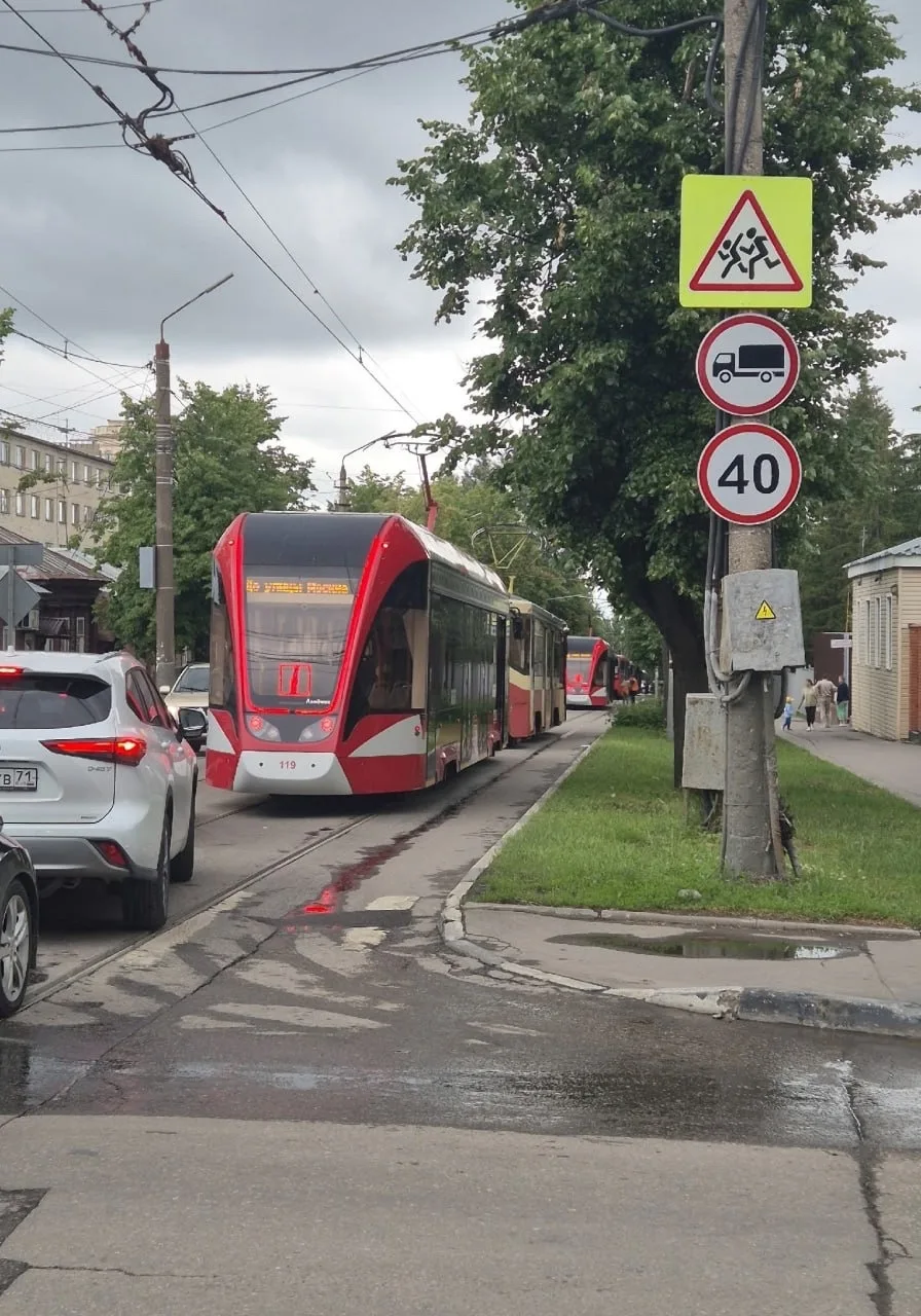В Туле на улице Фридриха Энгельса встали трамваи, движение парализовано

Из-за этого на дороге образ