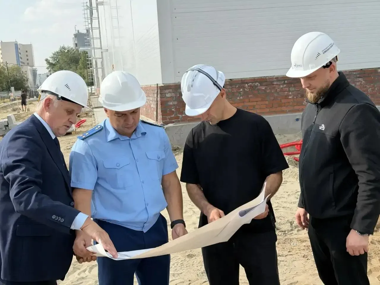 Прокурор Нижневартовска проконтролировал ход строительства Центра боевых искусств. На о...