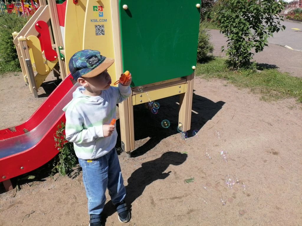 На этой неделе дети групп " Звёздочки " и " Подснежники' забавлялись с вертушками и мыльными пузырям