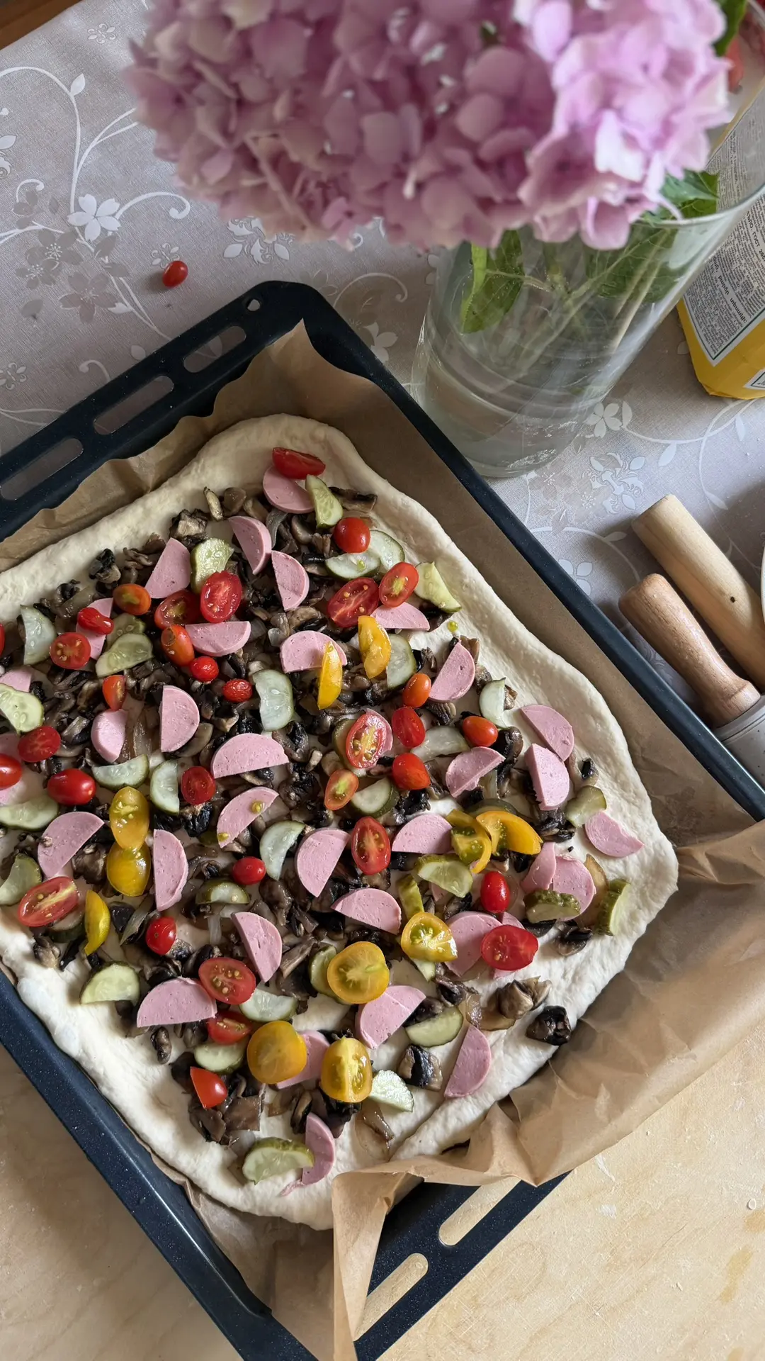 Ни дисәң дә үзең пешергәнгә җитми))
Пицца пешереп алдым: телне йотмалы булды😍

Камыры:
-табакка 2 с