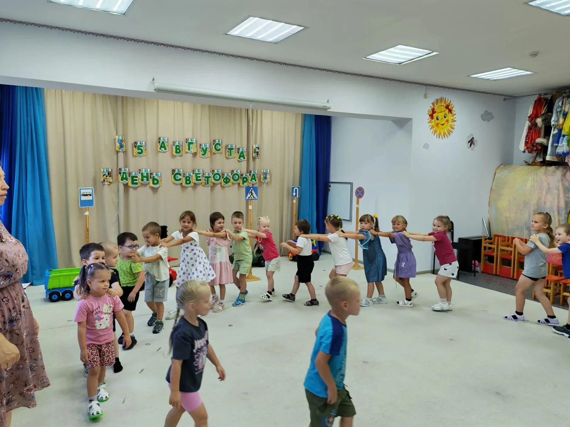 Во вторых младших группах «Тигрята» и «Улыбка» прошло развлечение "Путешествие в страну...