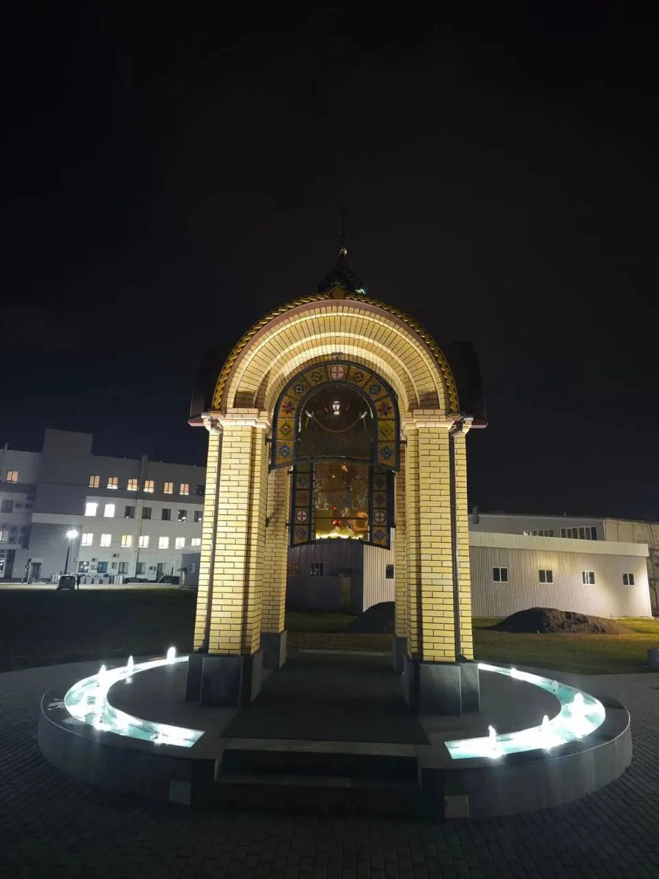 ⛲️ В Барнауле завершили оформление новой часовни с фонтаном и купелью