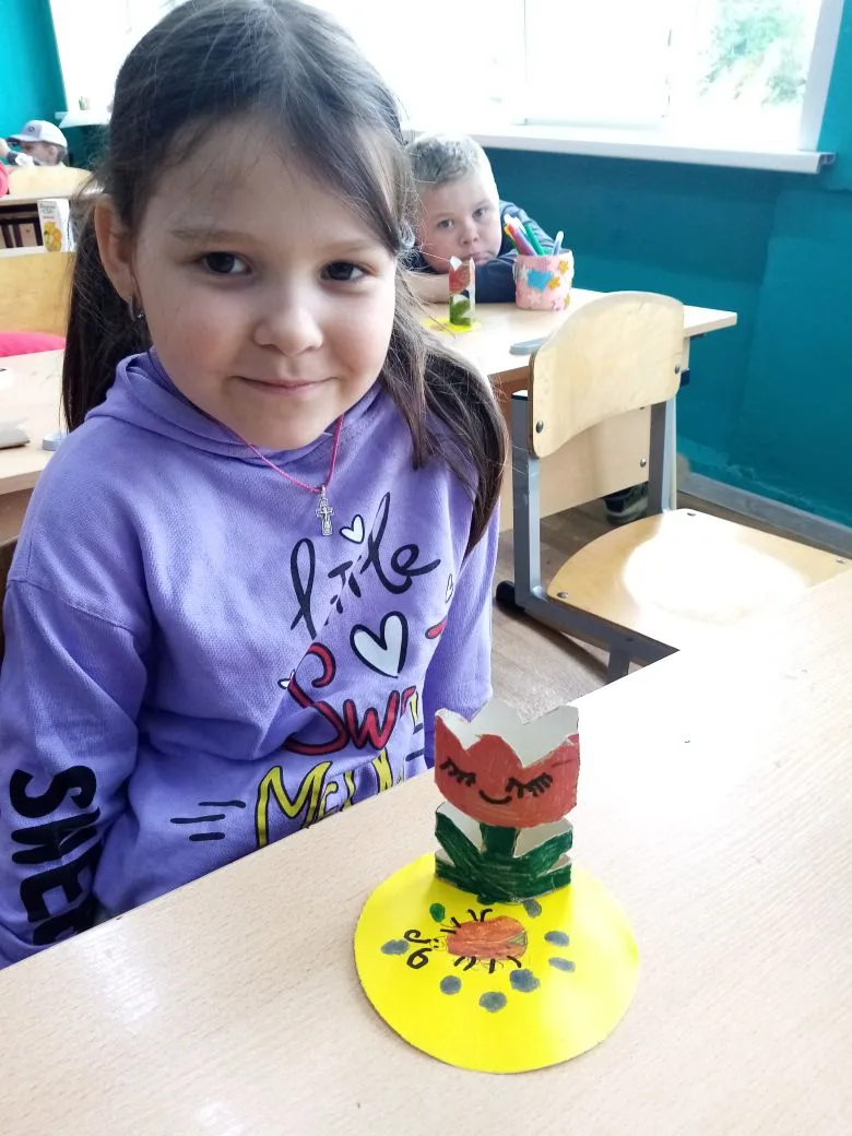 🌸 Поделка: Цветы на поляне 🌸

 🌼 СЕГОДНЯ на кружке "Волшебные ручки" сделали замечательную поделк