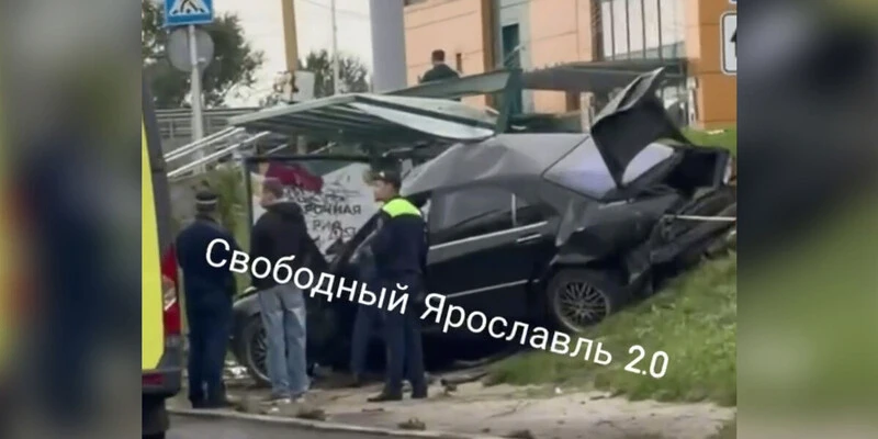 Mercedes влетел в остановку с людьми в Ярославле, человек погиб