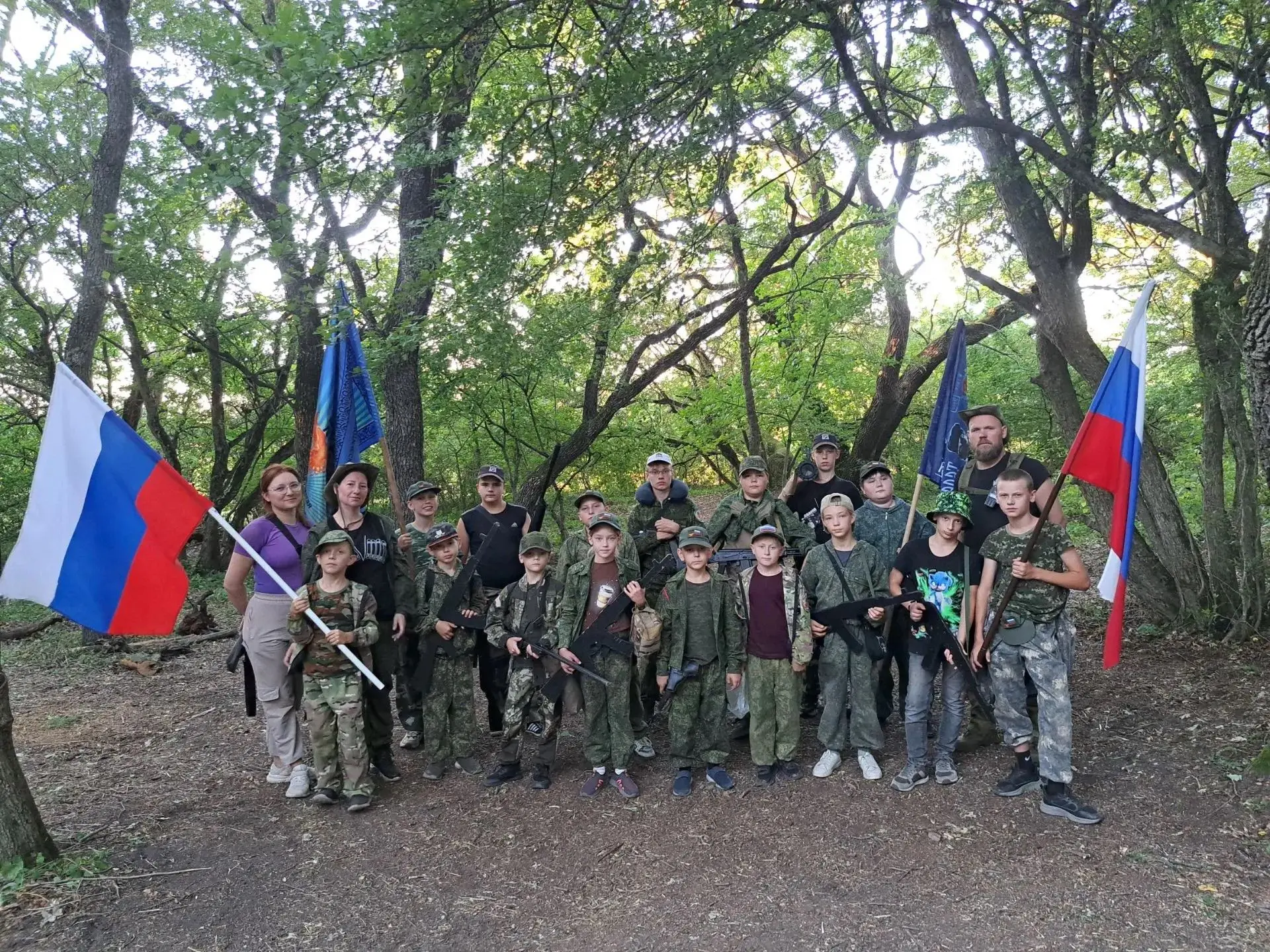 Казачата военно-патриотического клуба «ФЕНИКС» РХКО провели День триколора в полевых ус...