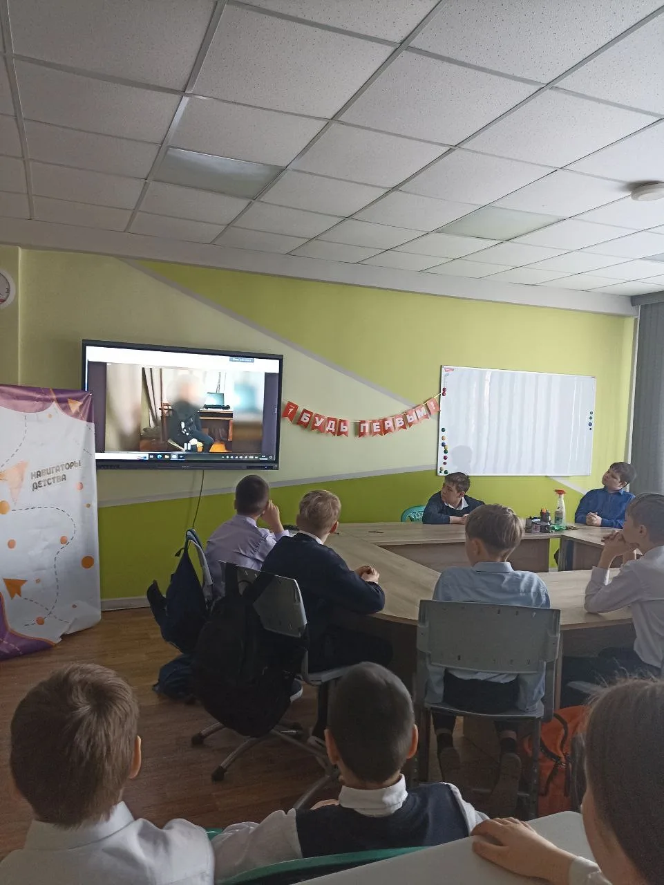 🇷🇺 В понедельник 2 марта  учебная неделя началась с линейки,  на которой прозвучал гимн РФ .  В торж