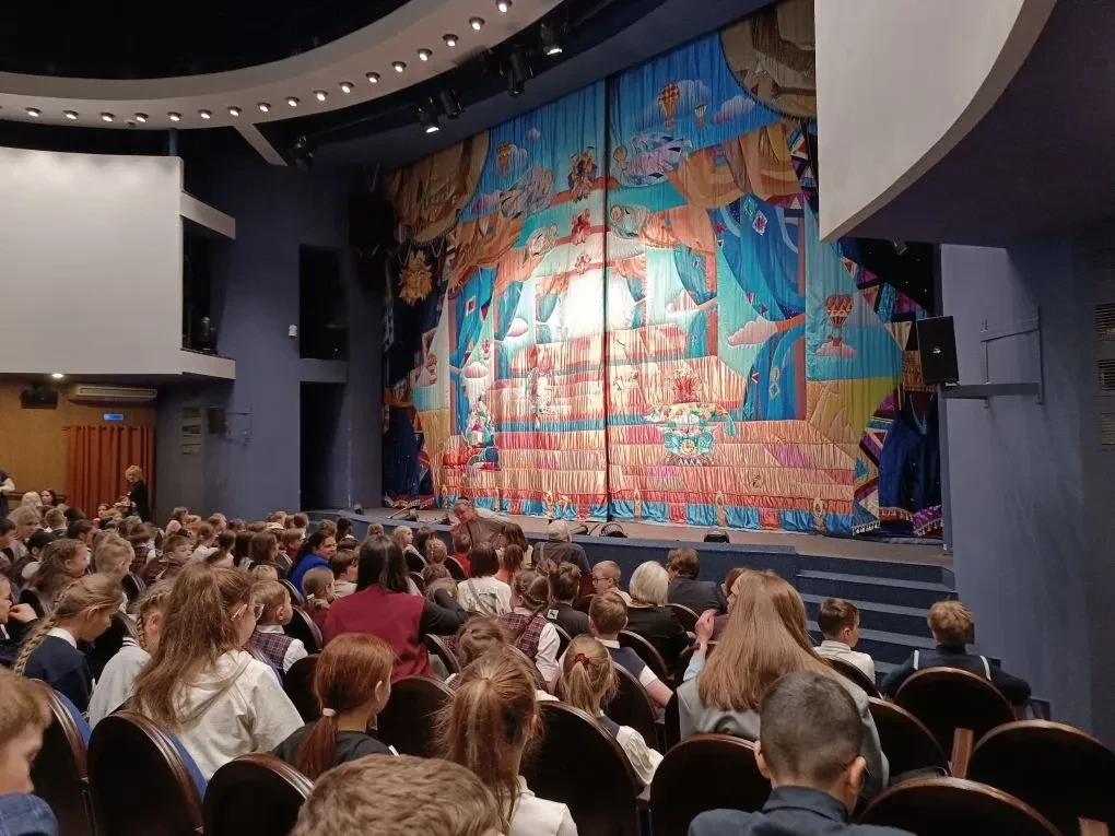Юные театралы на премьере в Театре кукол!  🛑7 апреля учащиеся  6 "Д" класса  погрузились в мир класс