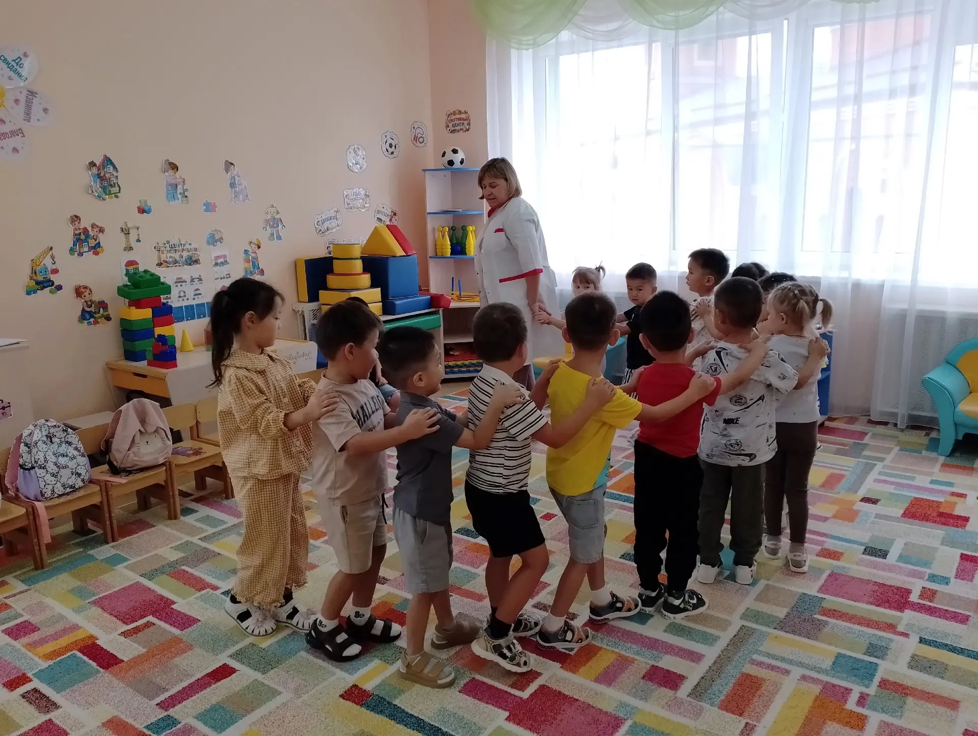 Подвижная игра "Семейный паровозик воспитателя".