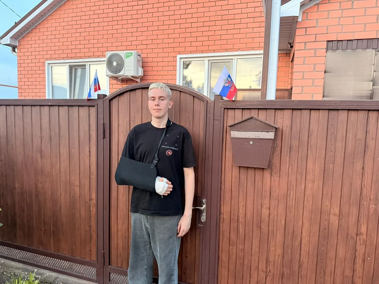 Обучающиеся МАОУ СОШ №19 им. Героя России С.А. Наточего присоединились к Всероссийской акции «Флаг Р