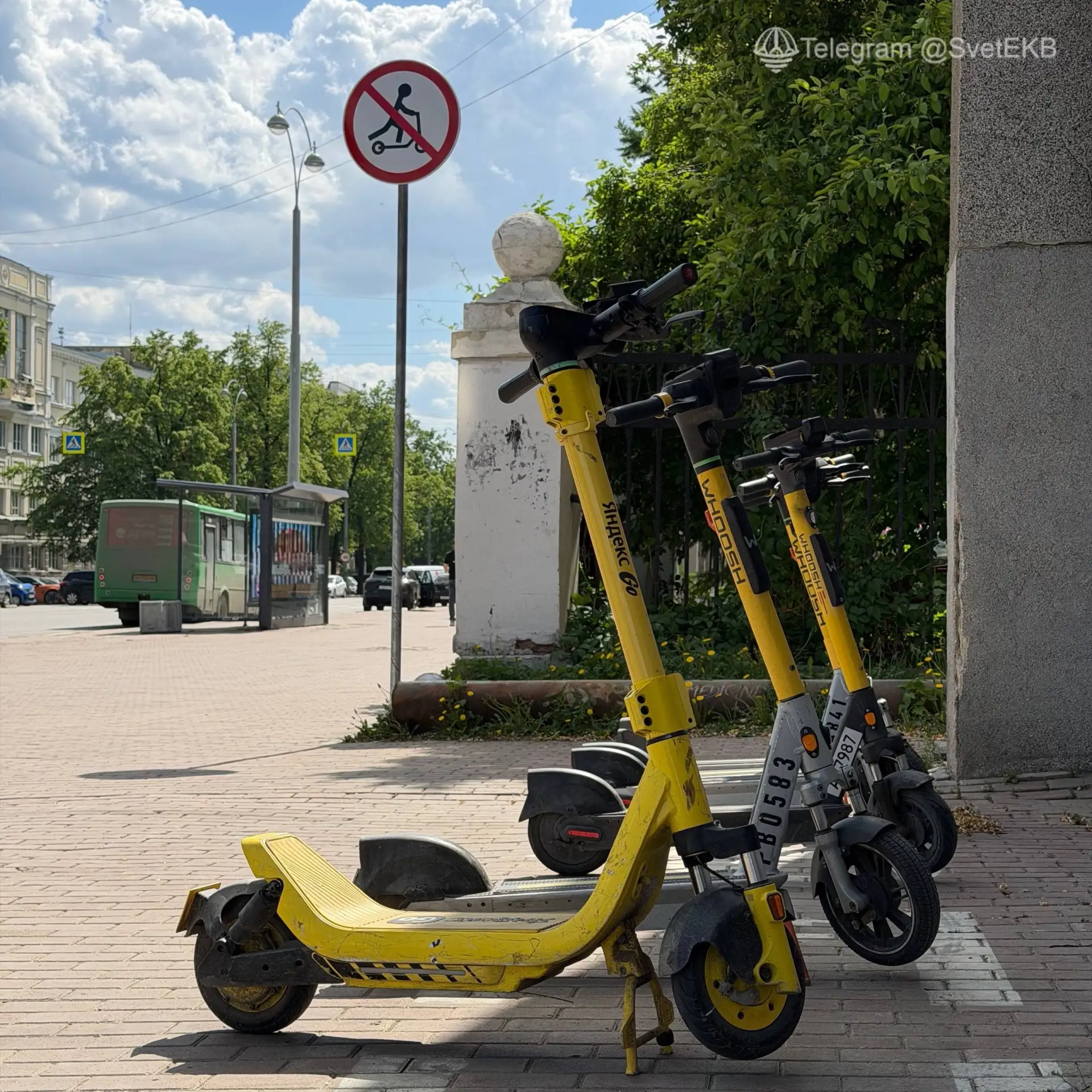 🚫 Знаки, запрещающие движение самокатов, продолжают появляться в центре Екатеринбурга  НЕ ЗАБУДЬ ПОД