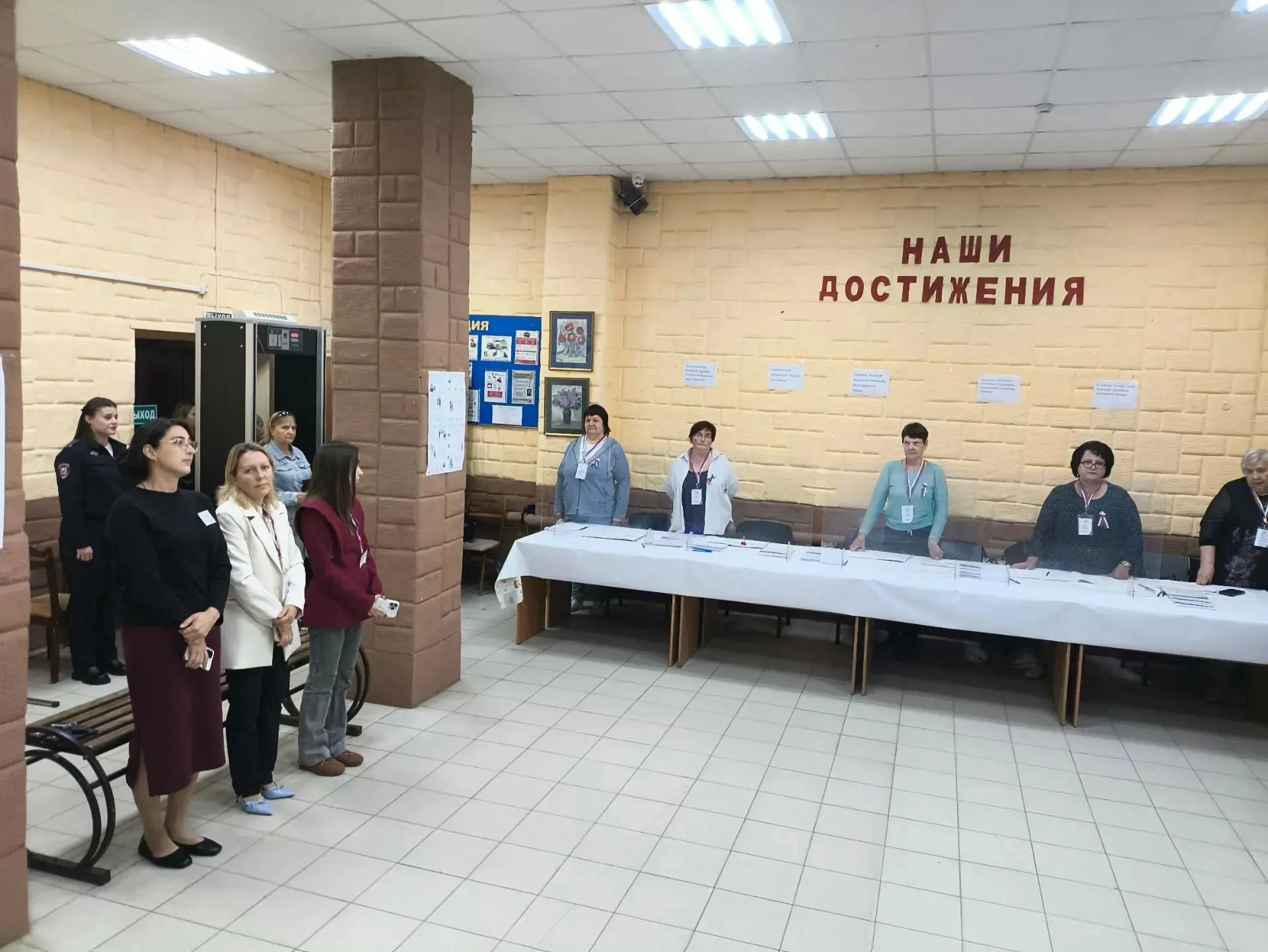 Избирательные участки в Оренбургском районе открылись исполнением Гимна Российской Феде...