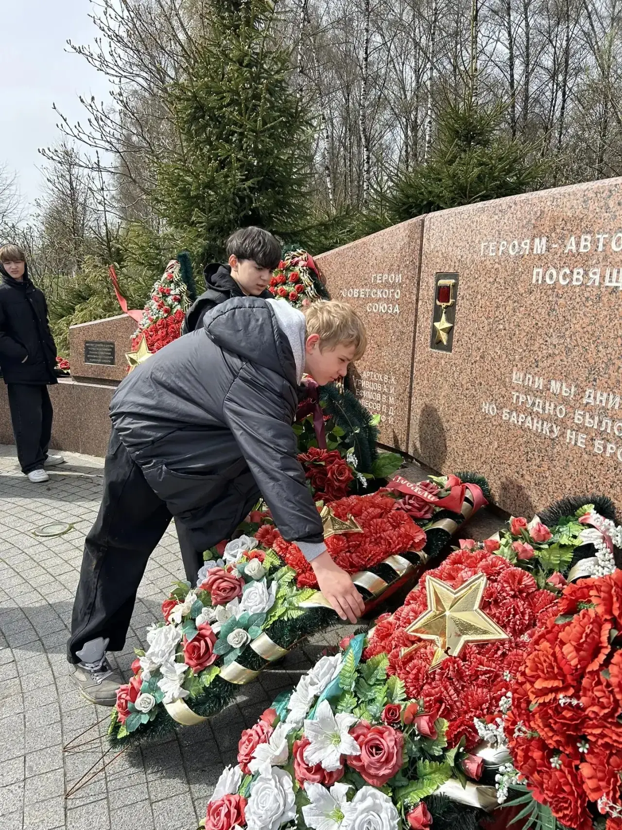 🌟ВОЛОНТЕРСКИЙ ОТРЯД🌟  ✅Волонтёрский отряд нашей #ШколаТропарево принял участие в мемориально-патрона