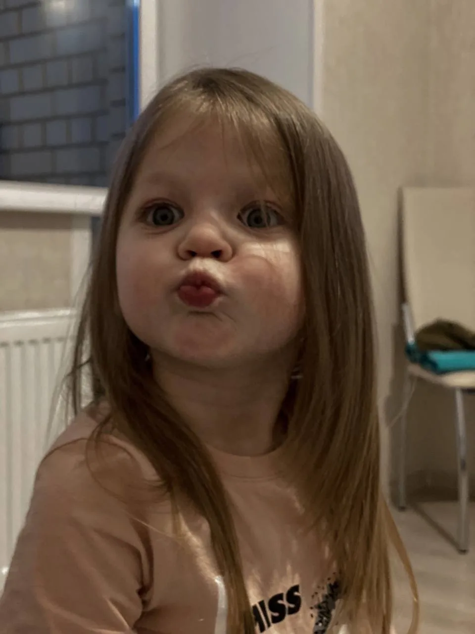 нашла фотографию Даши 4 года назад, они будто так похожи здесь с Тасей 😃