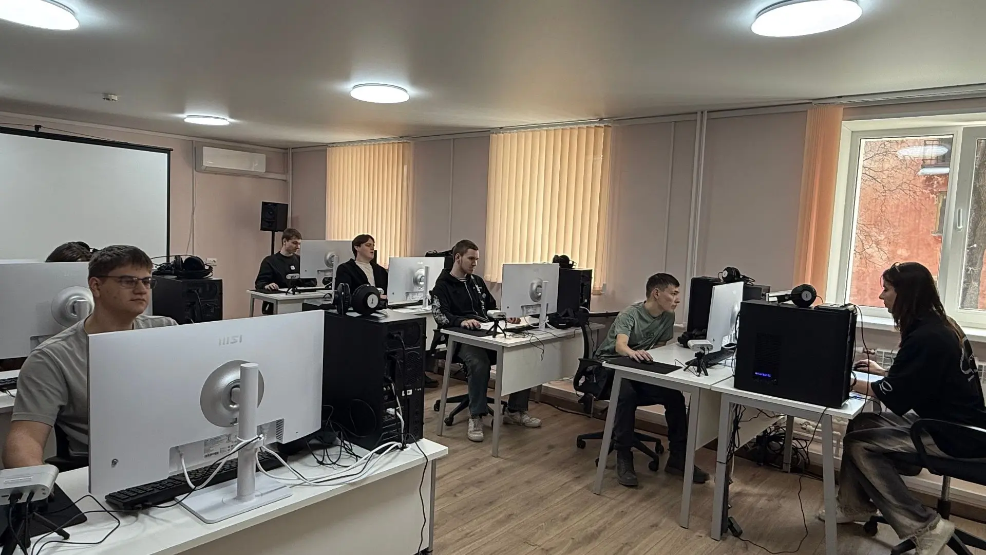 Студенты филиала ВВГУ в г. Находке  посетили с экскурсией Школу креативных индустрий
