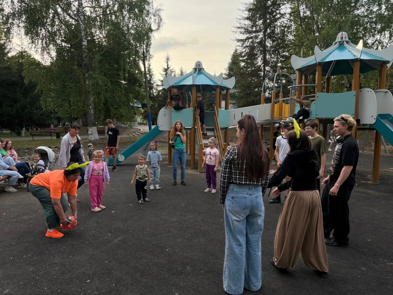 Веселить самых маленьких - Это всегда здорово. А в центральном парке сегодня  детвора с удовольствие