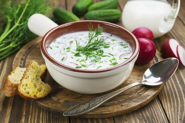 🥘 Окрошка на кефире с копченой курицей

🧺 Ингредиенты:
• копченое куриное филе - 300 г
• свежие ог