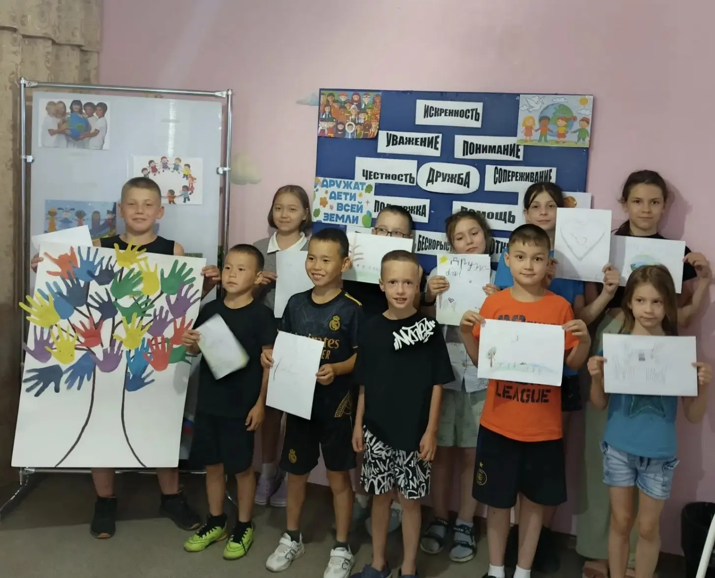 Совсем недавно был Международный день дружбы. И в подростковом клубе "Орбита" педагоги решили провес