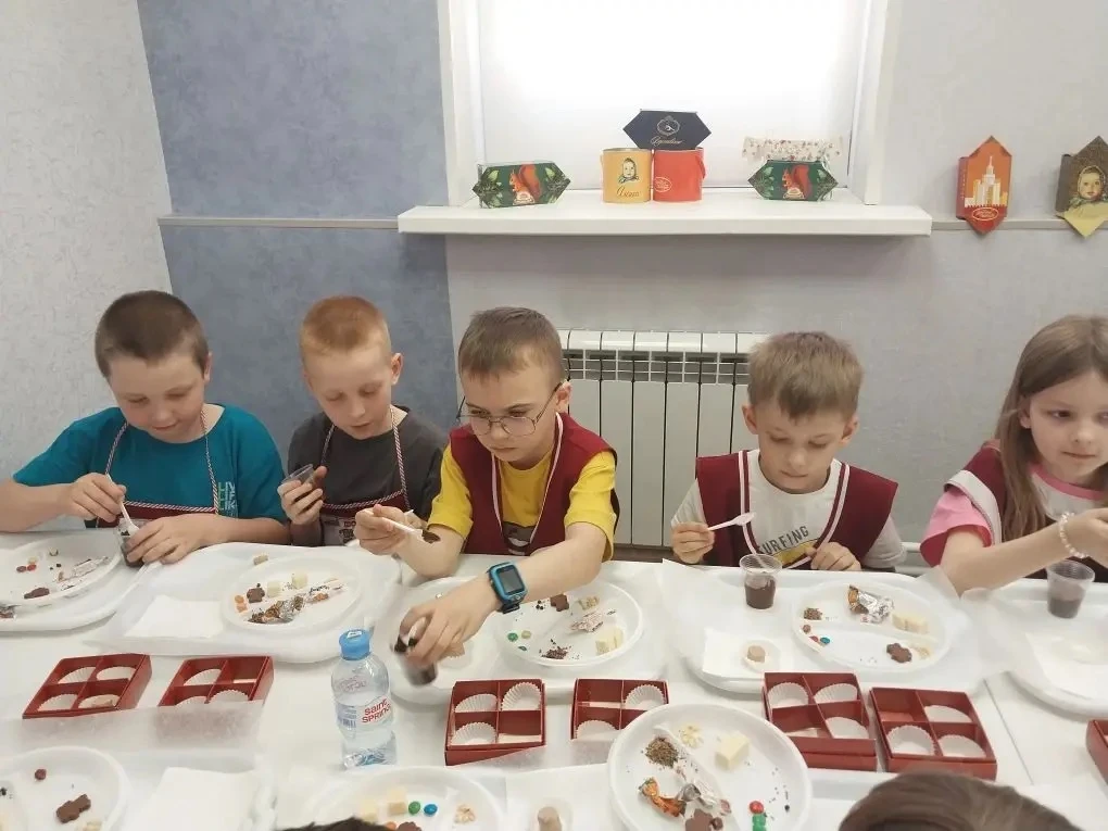🍫✨ 23 мая ученики 1 «Б» класса посетили музей шоколада «ТАКФ»! Это было настоящее сладкое путешестви
