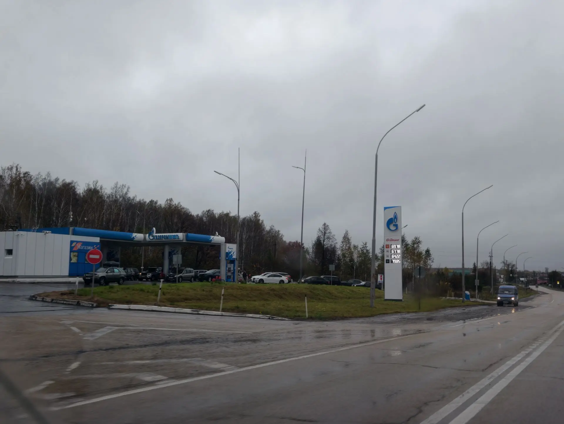 На АЗС Газпромнефть снова большие очереди. На Башнефти поменьше.