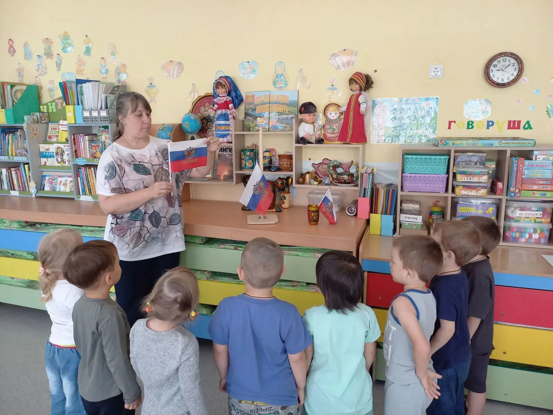 Рисование "Я флажок держу в руке". Цель: совершенствовать умение рисовать предметы квад...
