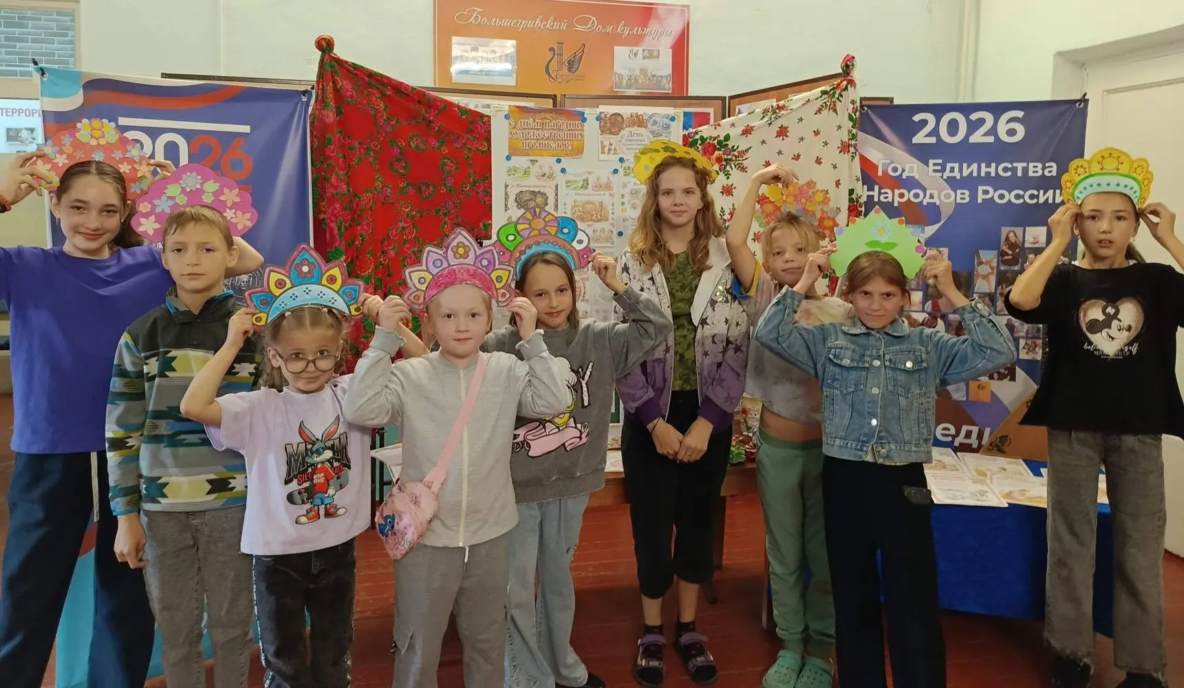 Калейдоскоп орнаментов — роспись кокошника

День народных художественных промыслов в России отмечает