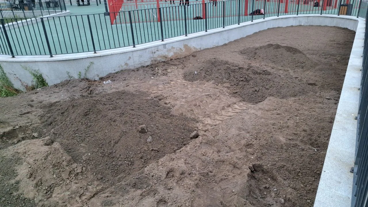 📍В парке "Дружбы" на Чёрном озере засыпают болото вокруг площадки ( делают правильную ...