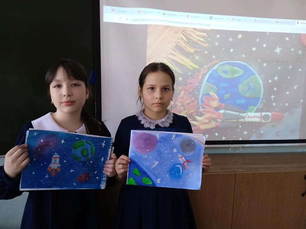 Учащиеся 4" Б" класса активно принимают участие в Неделе космонавтики.  На уроке ИЗО рисовали космос
