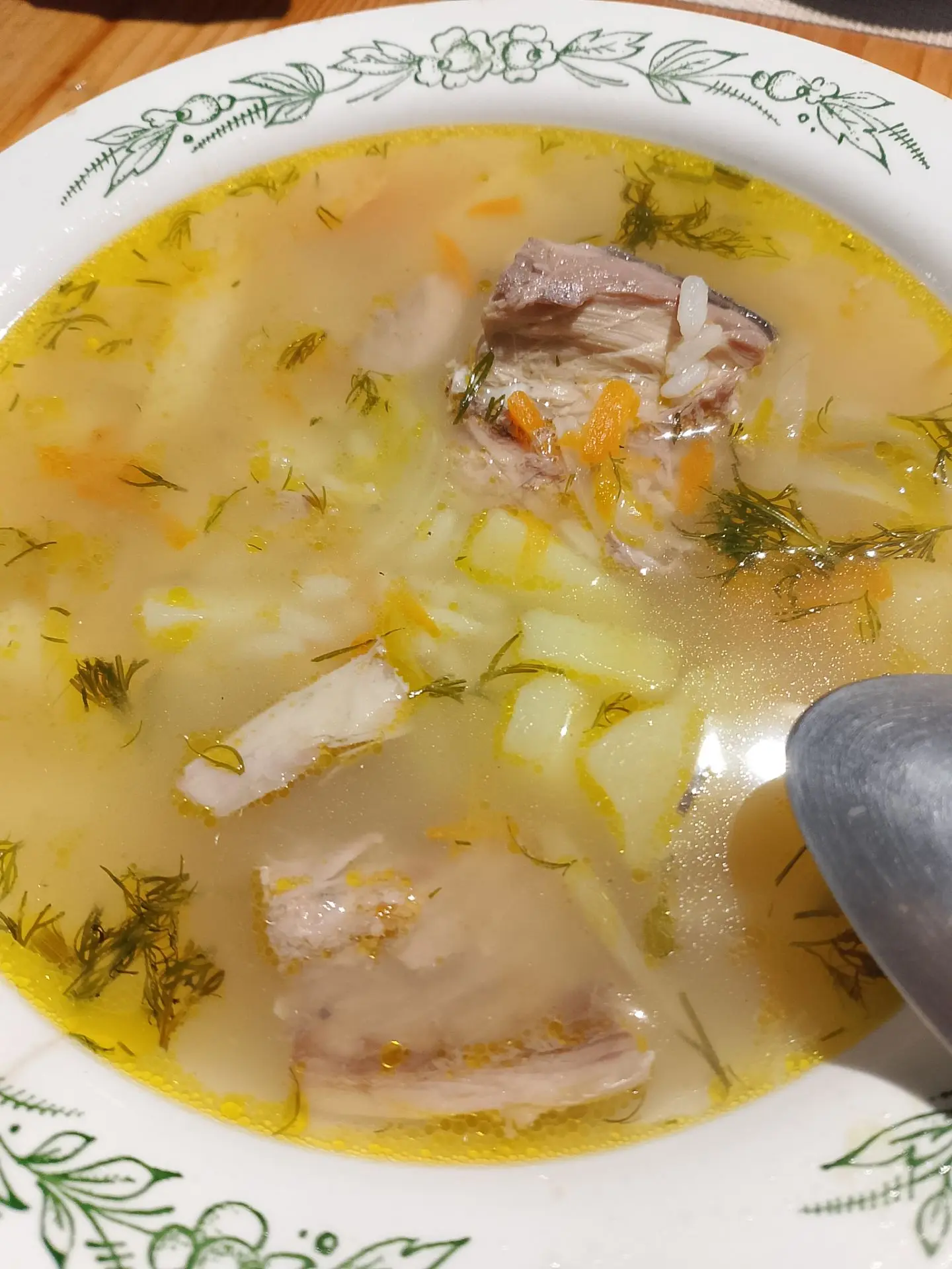 На ужин суп 🍜 из консервированной  скумбрии с рисом и картофелем.