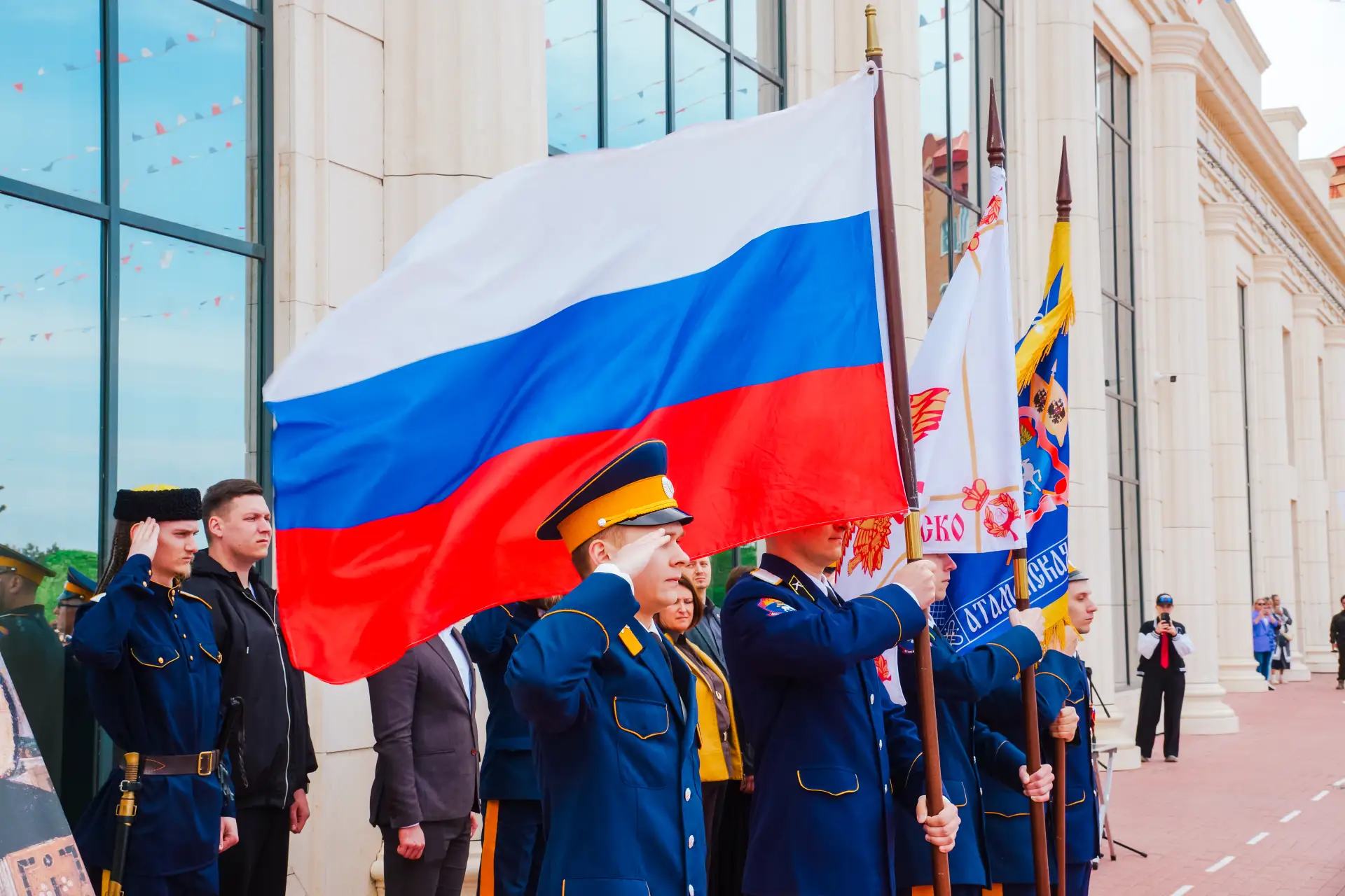 Сегодня возле Молодежного центре «Коса» прошел смотр строя и песни «Наследники казачьей славы», посв