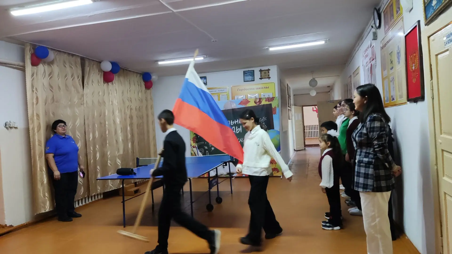 Каждый понедельник в школе начинается с торжественной линейки, на которой лучшие ученик...