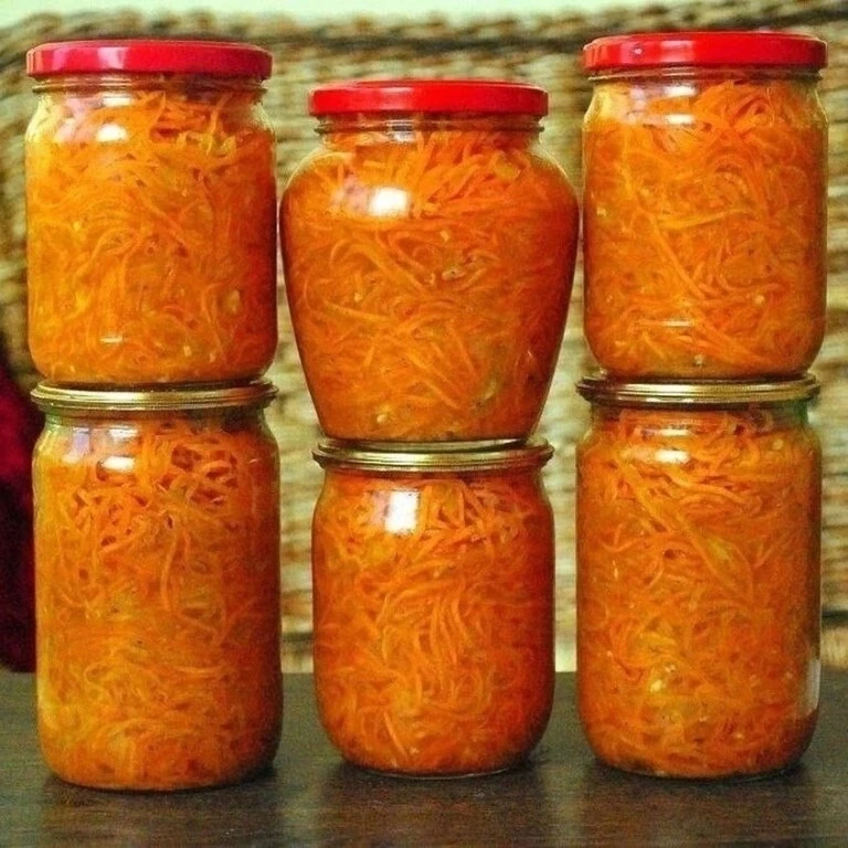 ВКУСНАЯ МОРКОВЬ

Ингредиенты:
 Морковь - 3 кг
 Лук - 500 гр
 Соль - 2 ст л
 Сахар - 200 гр
 Растител