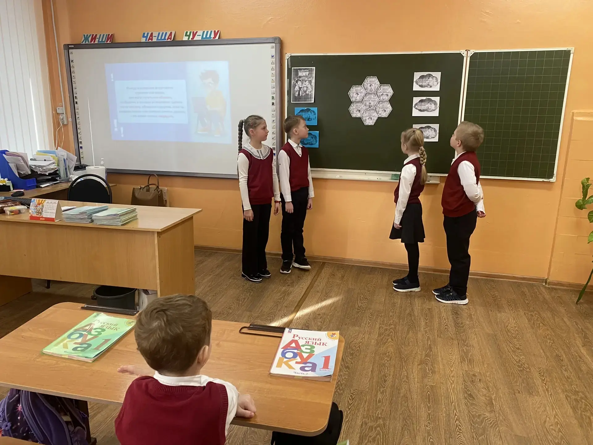 🇷🇺РАЗГОВОРЫ О ВАЖНОМ🇷🇺 ☀Утро понедельника 2 марта в МБОУ "Гимназия" г. Моршанска традиционно началос