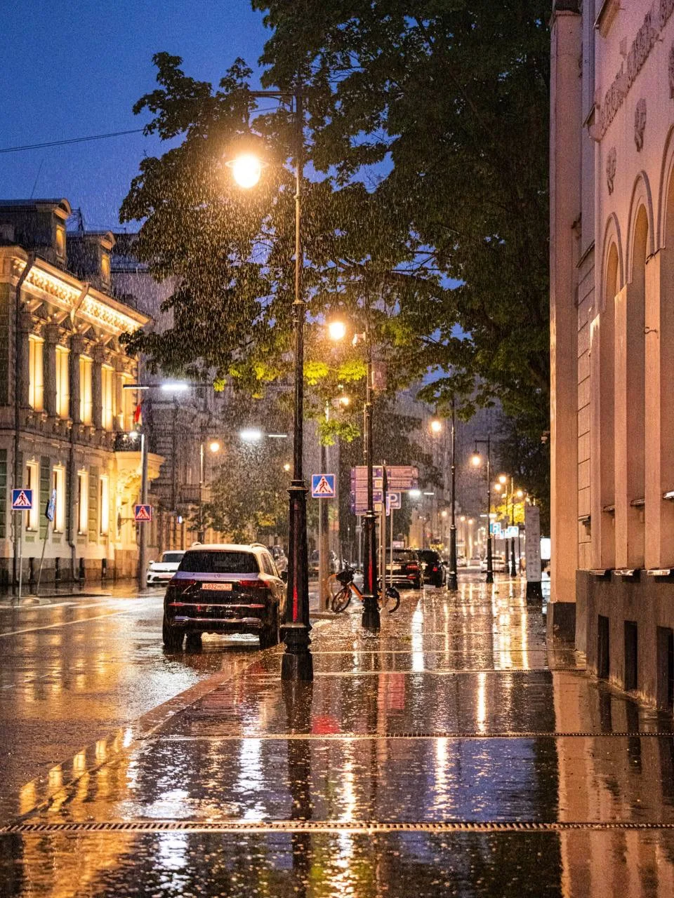 Дождь на Поварской улице ☔️ 

Непарадная Москва