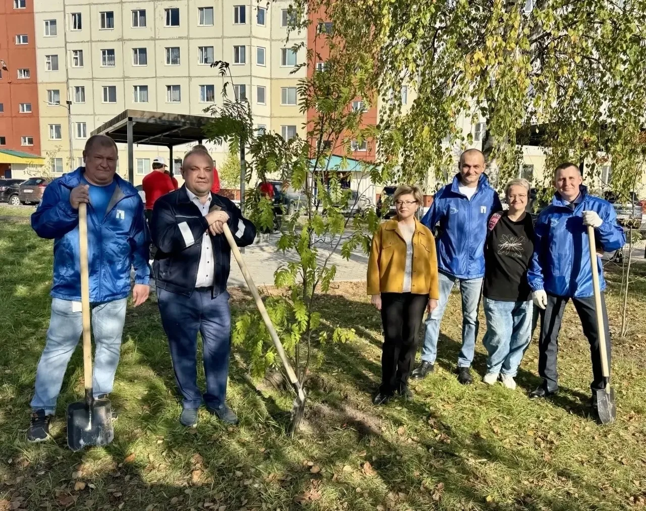 🌿 Тридцать пять саженцев рябины сегодня посадили депутаты городской Думы при поддержке...