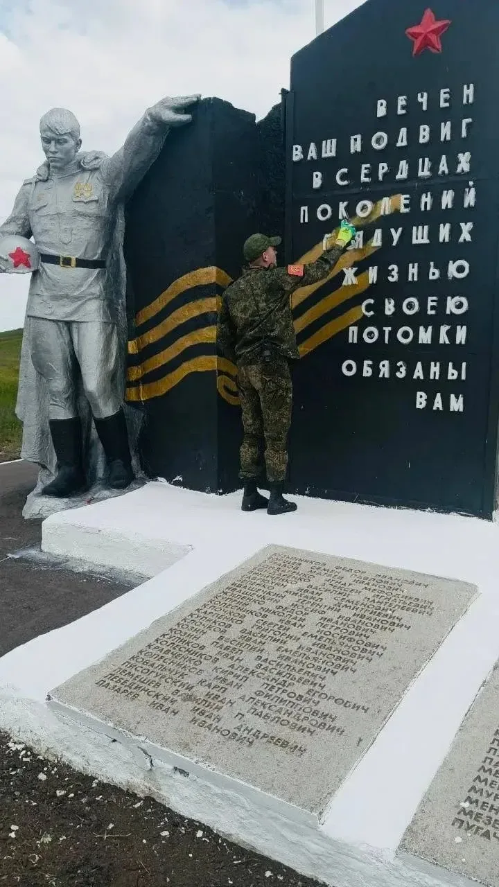 🕊🇷🇺 Военнослужащие 55ой бригады группировки «Центр» в преддверии празднования Дня Победы восстановил