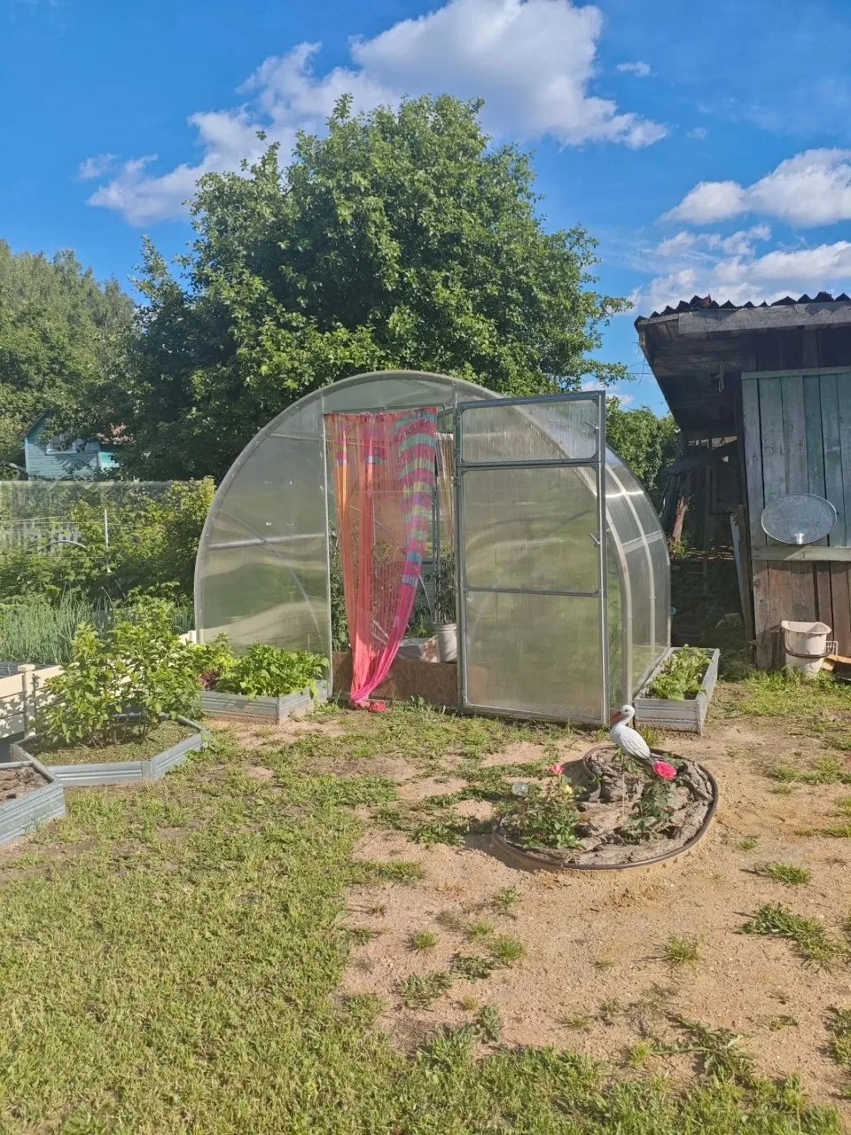 Зачем нужна шторка на входе в теплицу? 🌿
 
Шторка на входе в теплицу — небольшая деталь, но пользы 