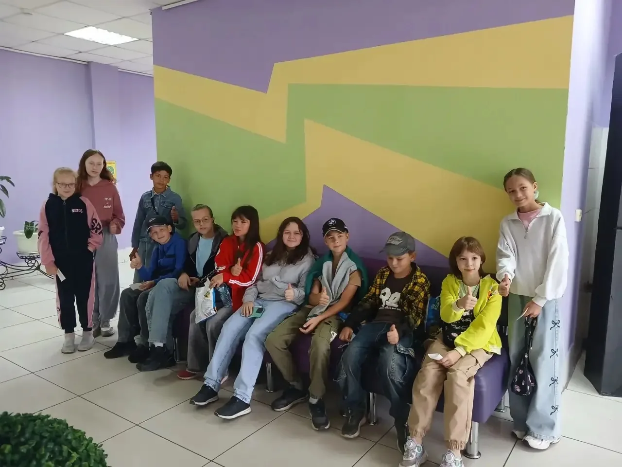 🎉 Волшебство на большом экране: 4 «А» и 4 «В» посмотрели «Последний богатырь. Колобок»...