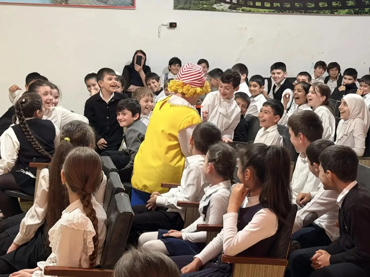 ✨ В нашей школе в актовом зале состоялся благотворительный концерт «Добрые руки»✨  Этот вечер объеди