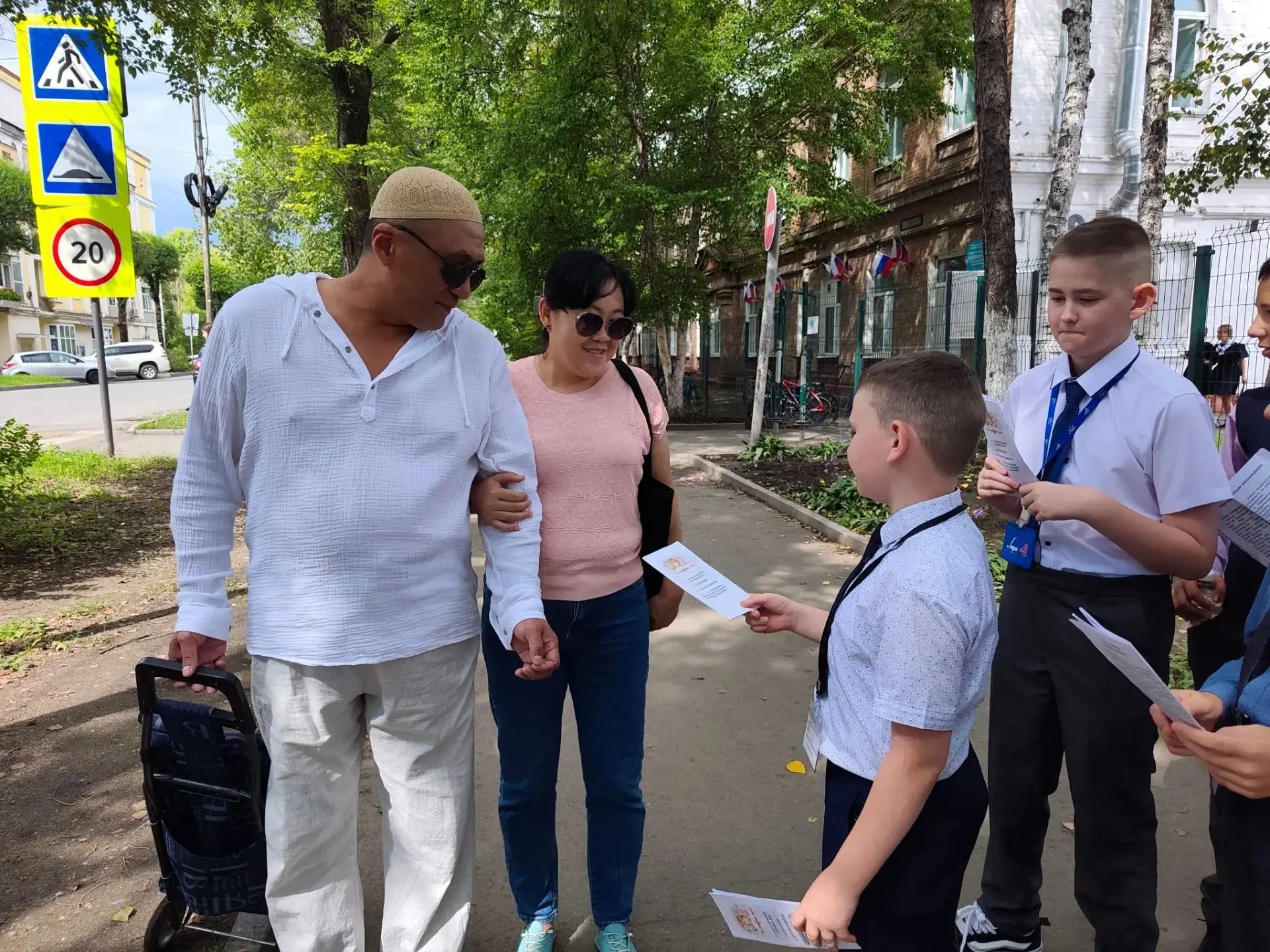 Но память жива в действии! Активисты школьного волонтерского отряда вышли на улицы наше...