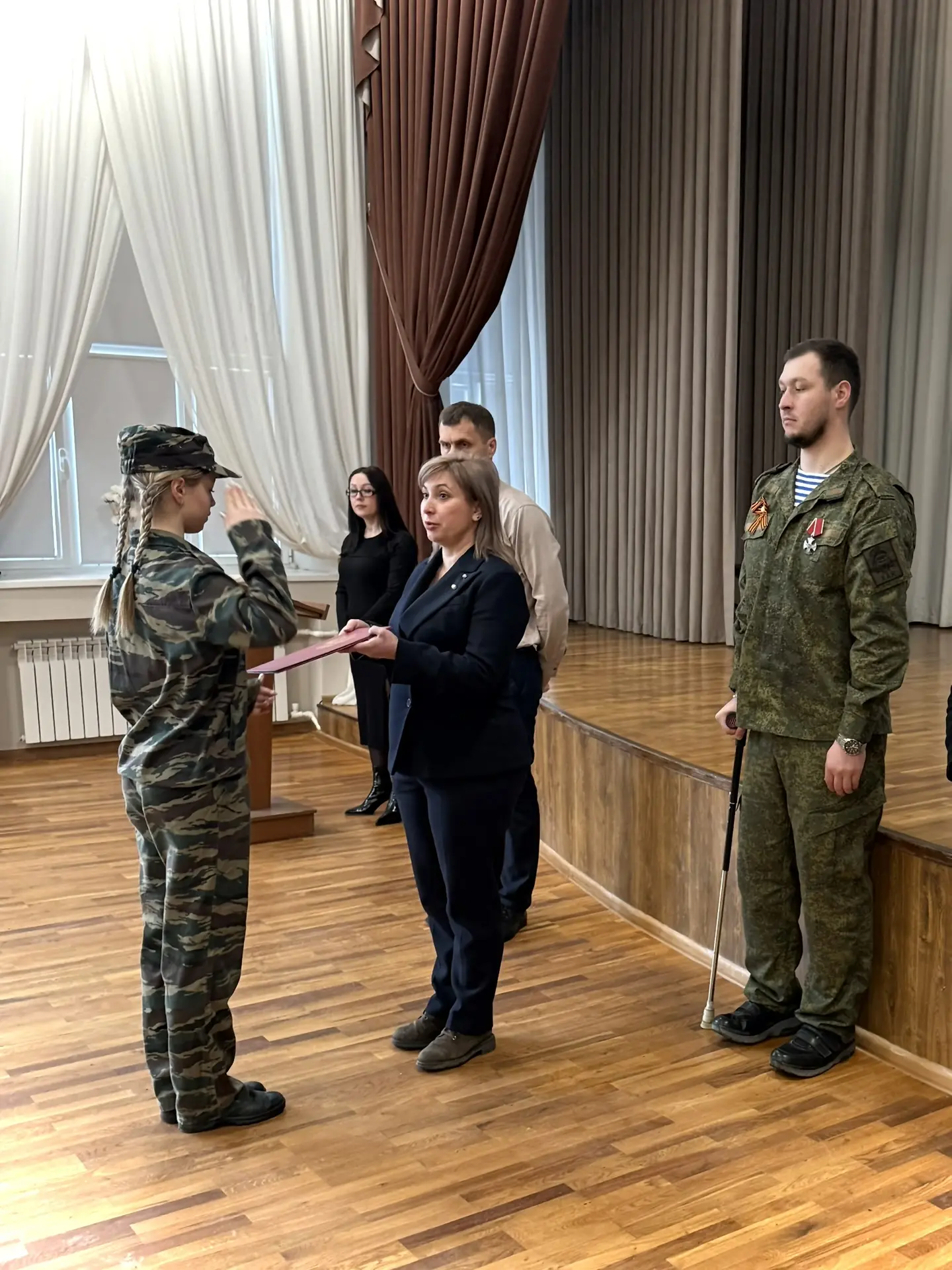Сегодня в нашей гимназии состоялась торжественная церемония вступления в ряды Юнармии! 🌟 25 школьник