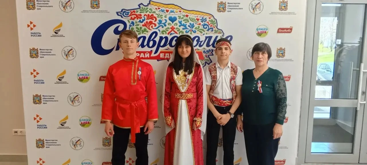 Горжусь успехами нашей талантливой молодежи  Команда 1 школы села Кочубеевского под руководством пед