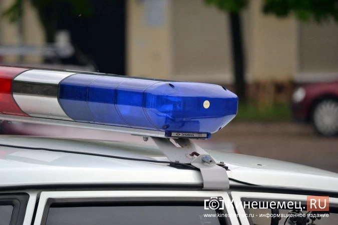 В Юрьевце мужчина бросил в дорогую иномарку бутылку с горючей жидкостью