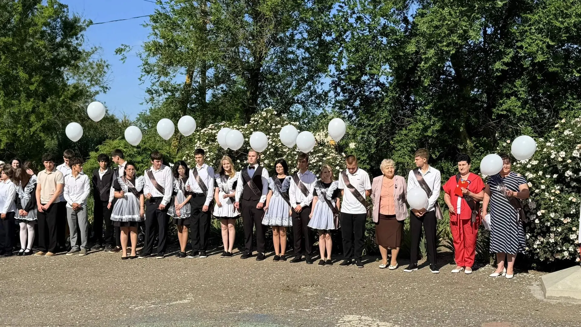 Сегодня 26.05.2026года в МОУ СОШ №16 с. Томузловского  состоялась торжественная линейка...
