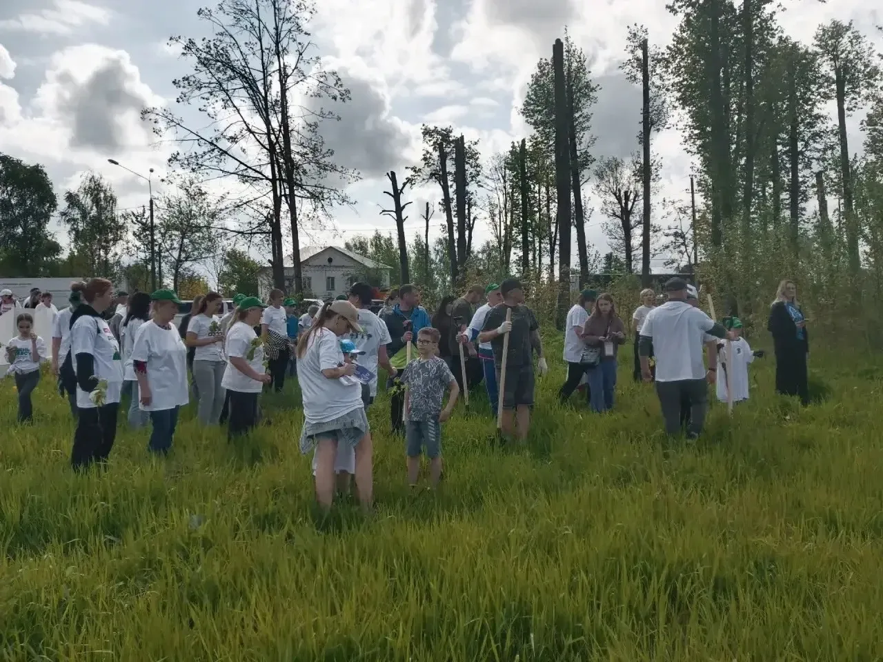 Зелёный десант в деле! 🌿💪  Наш советник директора по воспитанию присоединился к акции «Посади дерево