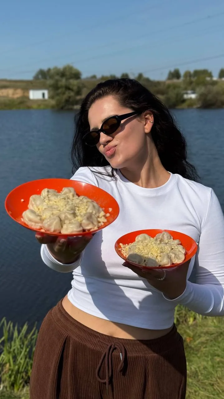 Наш менеджер Диана решила совместить отдых, съемку и вкусный ужин: на свежем воздухе го...