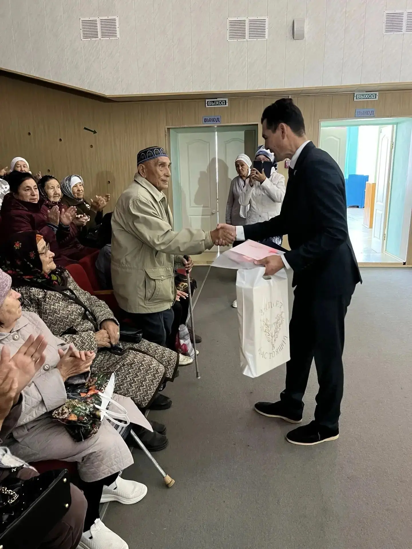 В Международный день пожилых людей поздравили с 95-летним юбилеем жителя села Юлдыбаево...