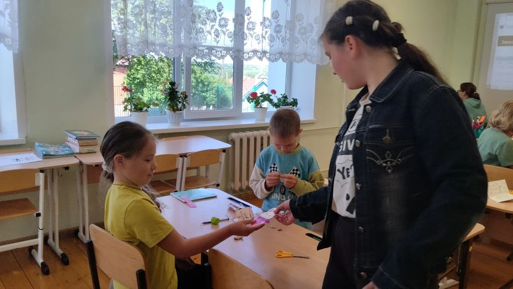 🎨 Секретный проект 2-го отряда: открытки в честь Дня защиты детей! 🎉

Сегодня в нашем летнем лагер