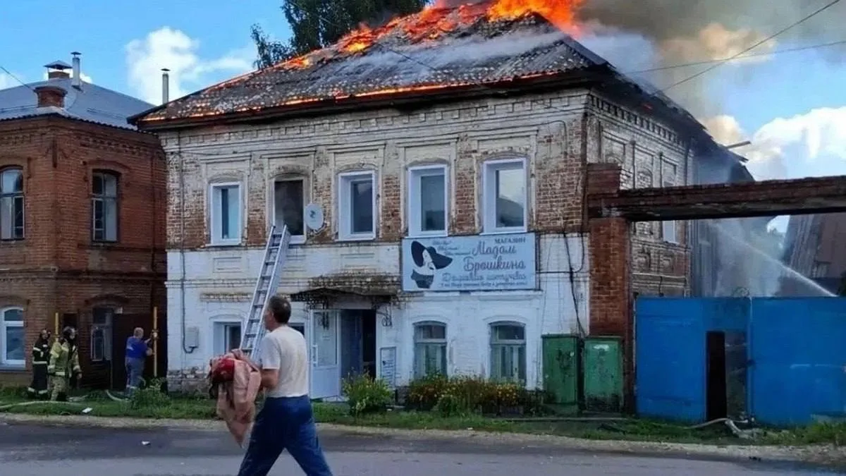 😱Чудом спаслись: в Уржуме две девушки выпрыгнули из окна, чтобы спастись от огня