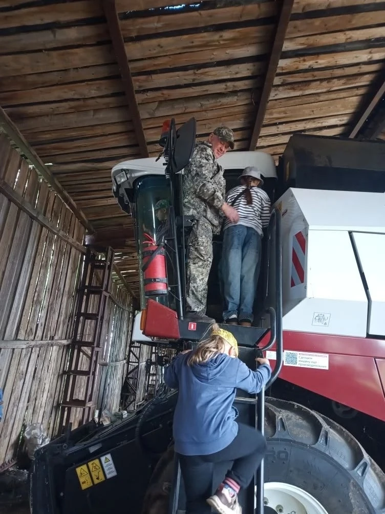 Наш пришкольный лагерь совершил настоящий рейд в мир сельского хозяйства! Ребята побывали в гараже, 
