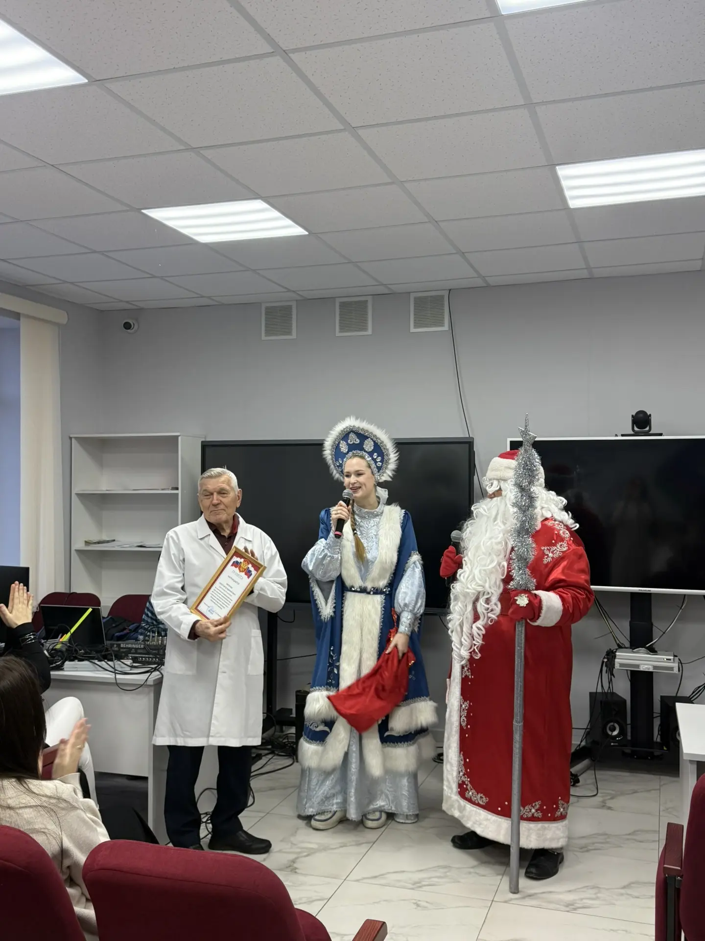 ✨ Вместо утренней планерки сегодня в нашей ЦРБ царила праздничная атмосфера!  🎉    🎄Коллектив больни